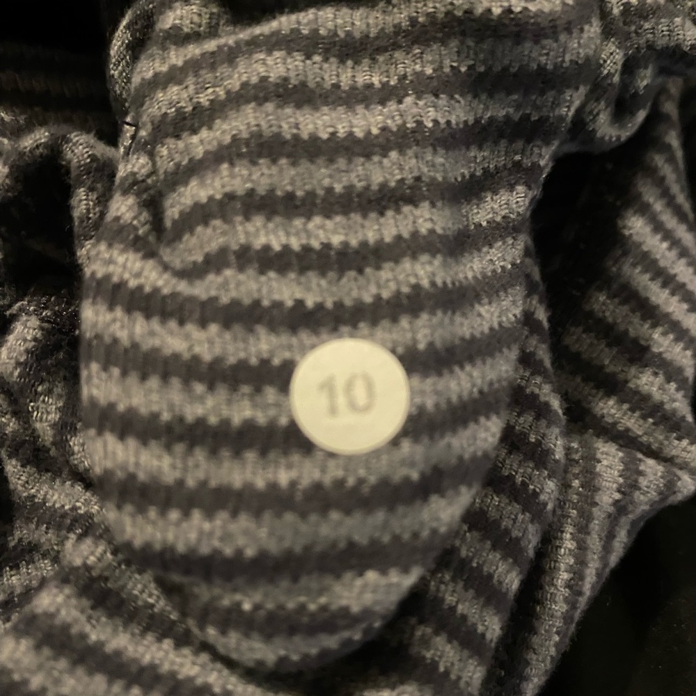 Lululemon turn around top size 10 - Picture 5 of 5